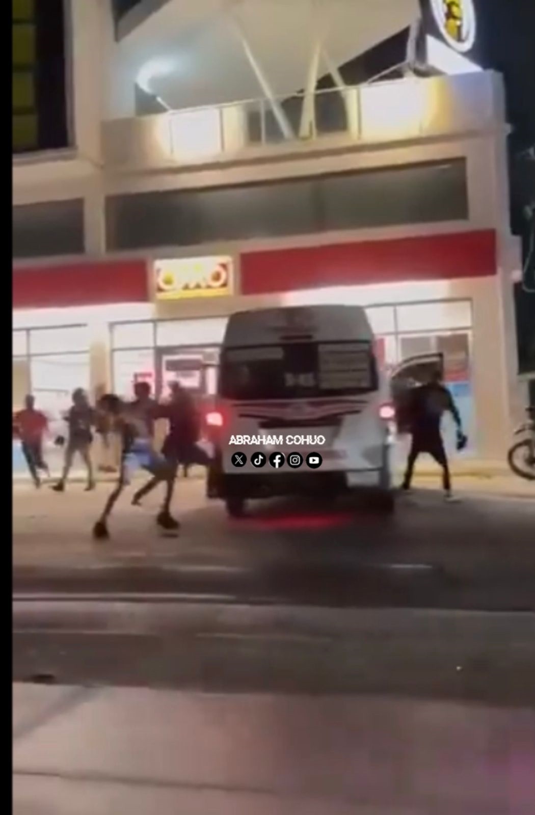 Motociclistas vandalizan unidad de transporte público que embistió a sus compañeros. 
